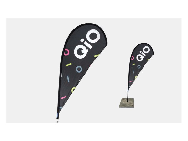 QIO Beachflag Gr. S, 2,20 m hoch, schwar Pro aus PET-Stoff, 100 % Recycling-Kunststoff (PE/PP) mit Bodenplatte 11,5 kg grau, Windlast-Zertifikat bis Sturmböen